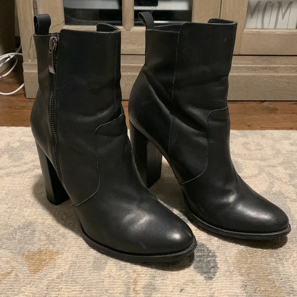 Steve Madden black leather booties- size 9. Round toe, side zipper and 4” heel - Picture 2 of 5